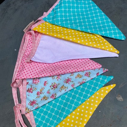 Banderín de género calipso, amarillo y rosado