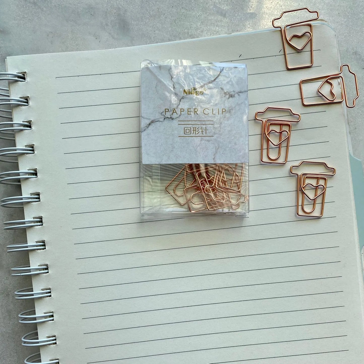 Cajita con clips metálicos blanco tazón
