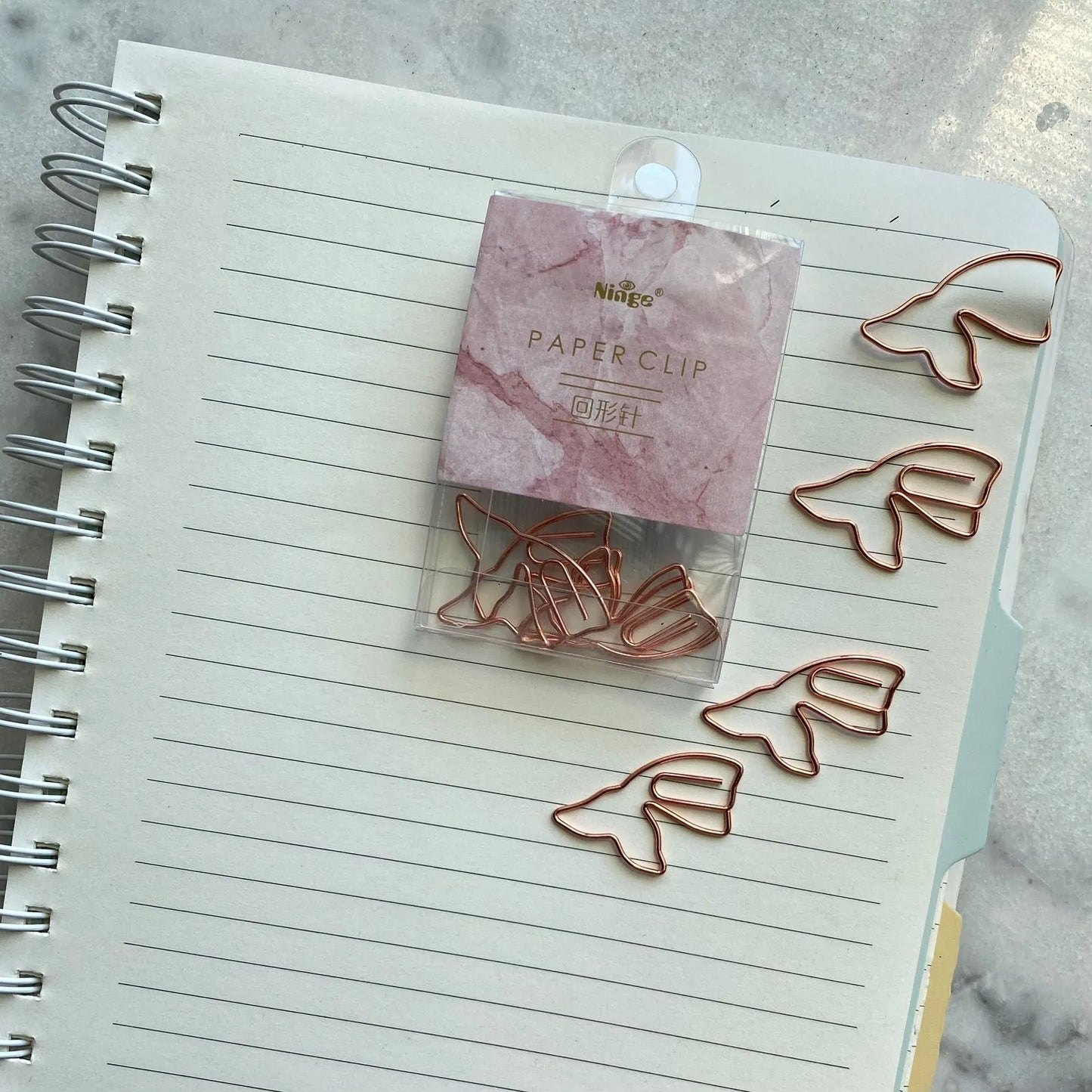 Cajita con clips metálicos rosado sirena