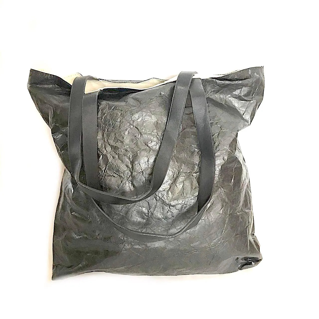 Cartera de cartón arrugado negra