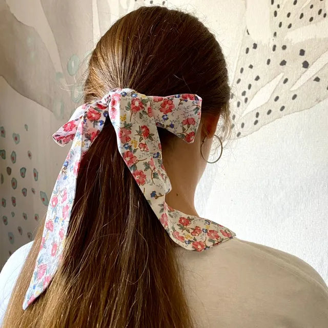 Elástico con cinta de género blanco flores
