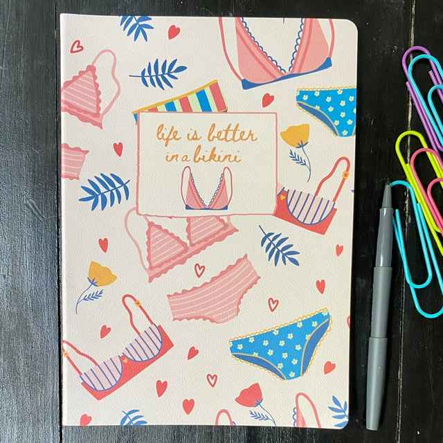 Cuaderno grande con diseño de bikinis en color blanco