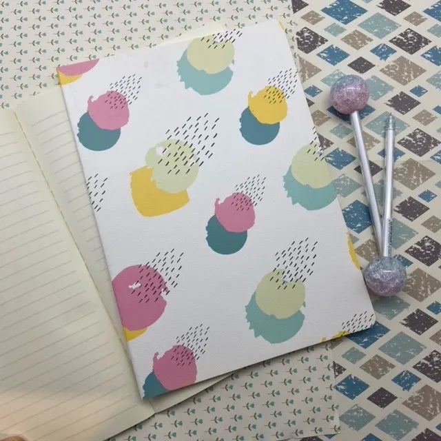 Cuaderno grande manchas círculos y rayitas