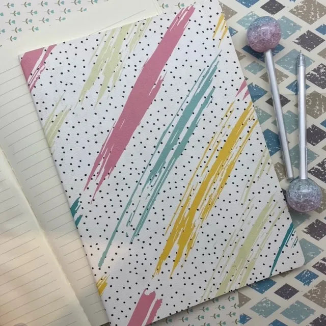 Cuaderno grande manchas rayas y puntos