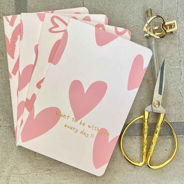 Cuaderno M con diseño de corazones