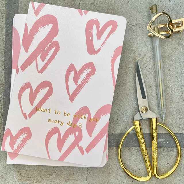 Cuaderno M con diseño de corazones irregulares