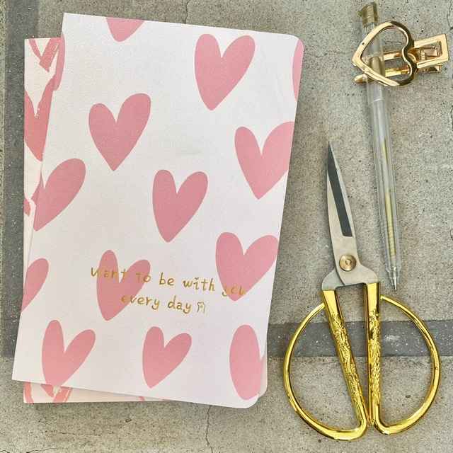 Cuaderno M con diseño de corazones pequeños