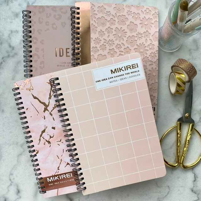 Cuaderno M con espiral rosado y dorado