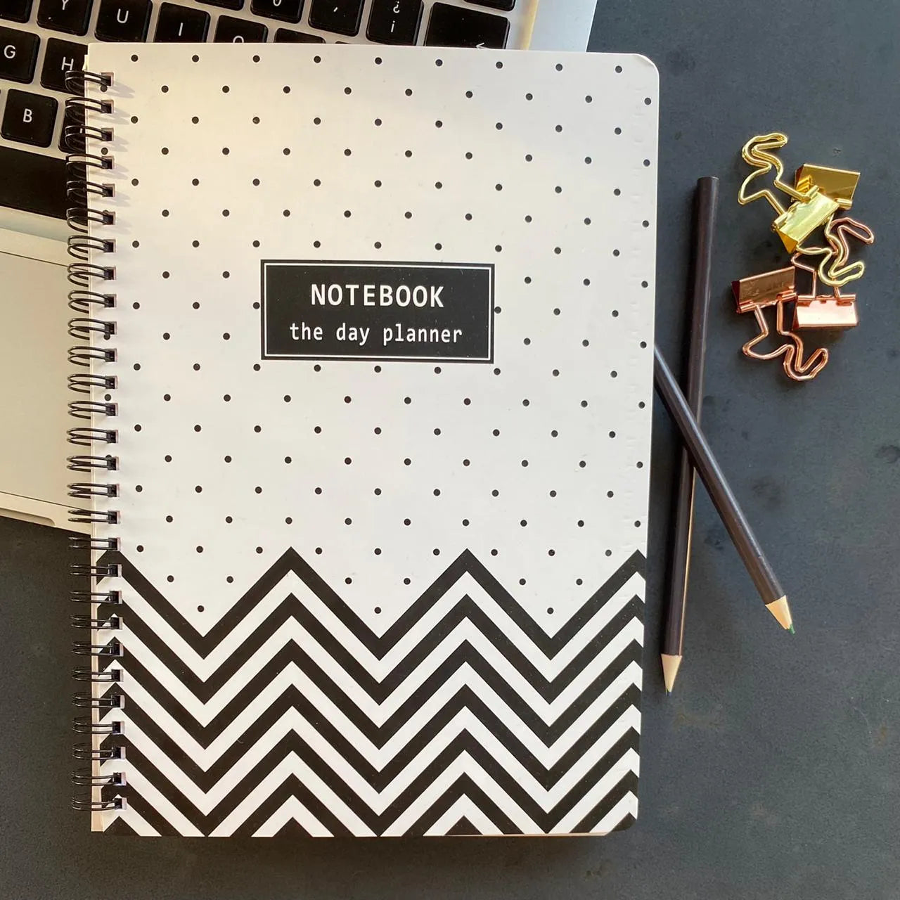 Cuaderno espiral tapa dura blanco y negro puntos y chevron
