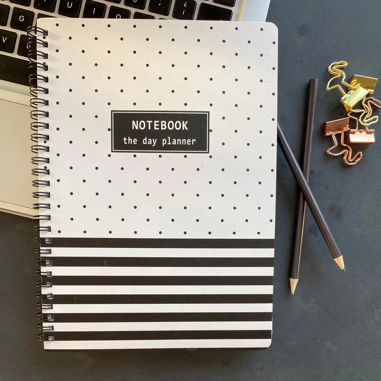 Cuaderno espiral tapa dura blanco y negro puntos y rayas