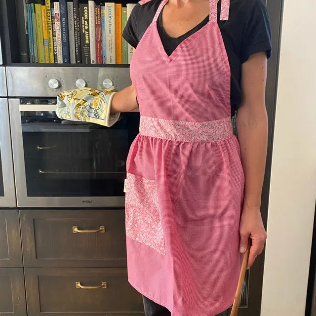 Delantal mujer escote fucsia