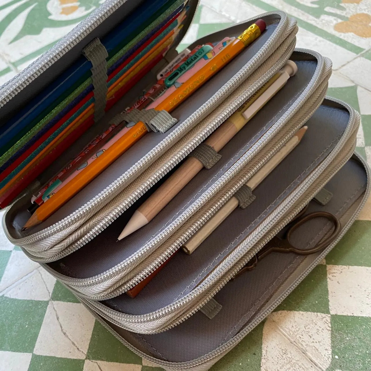 Estuche 4 cierres gris
