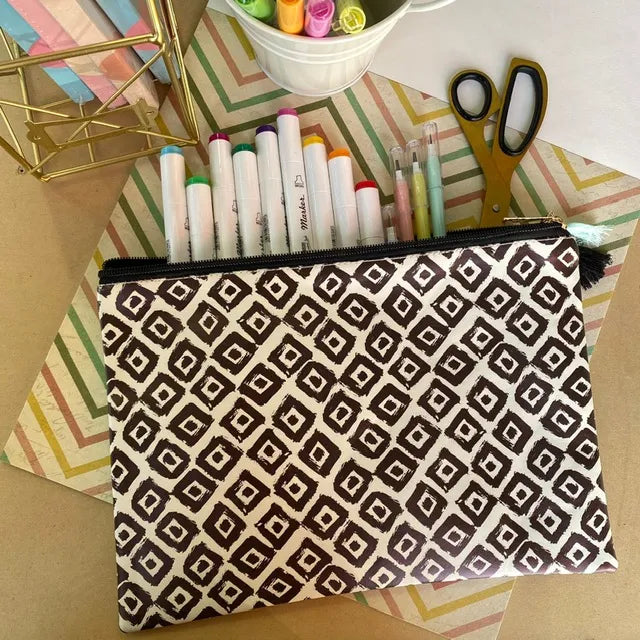 Estuche L pompones rombitos negros