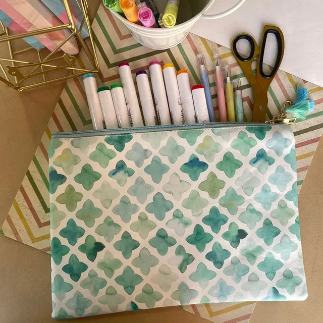 Estuche L pompones rombos verdes