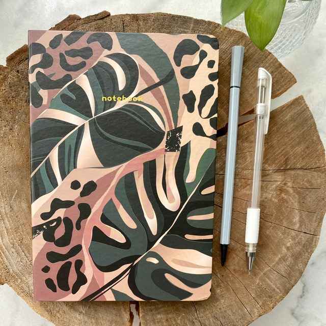 Libreta tapa dura diseño de hojas en color verde y negra