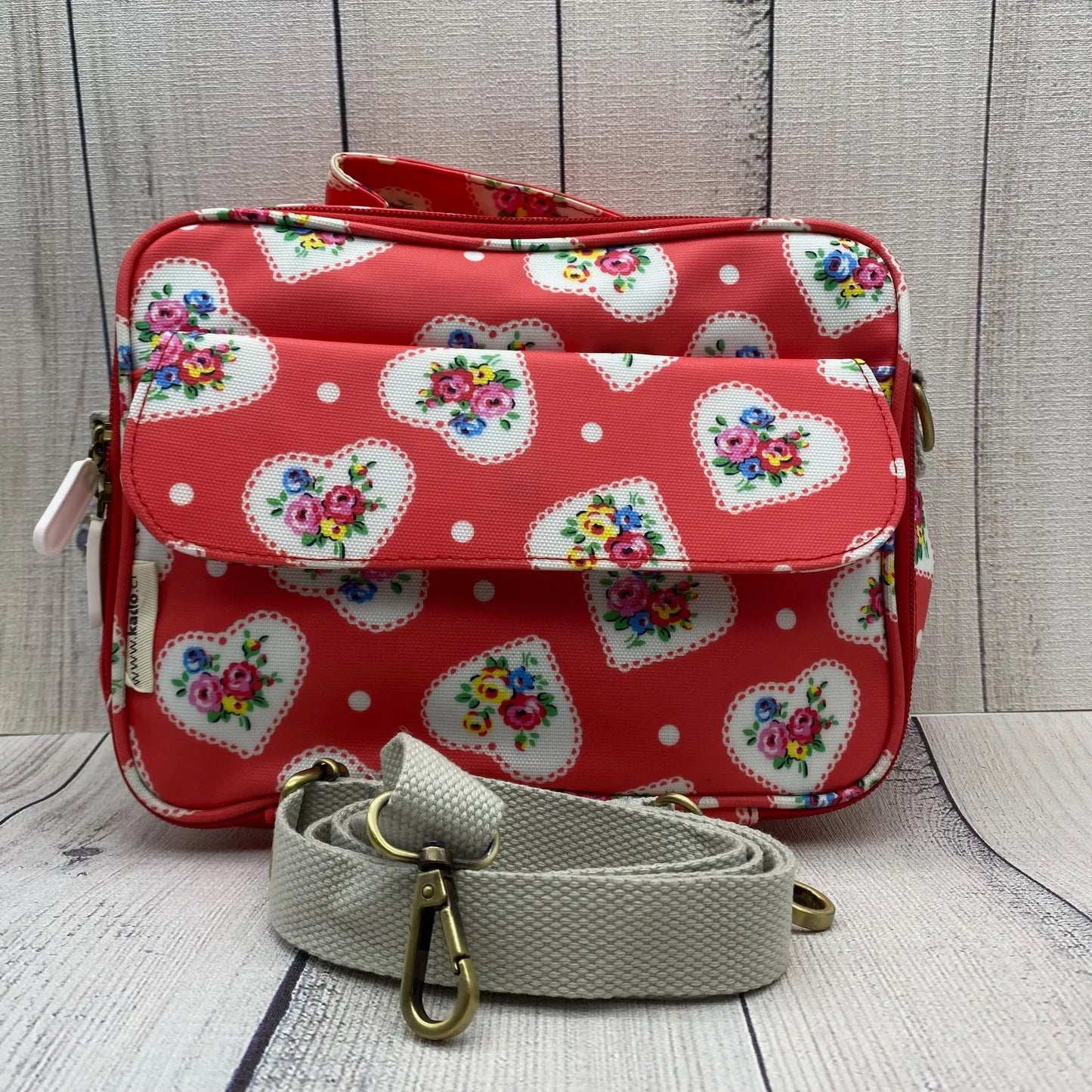 Lonchera de hule con bolsillo corazones