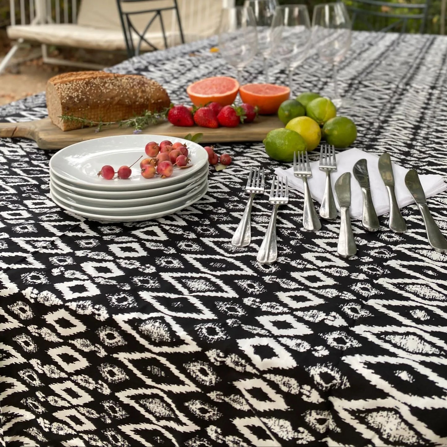 Mantel género estampado negro rombos