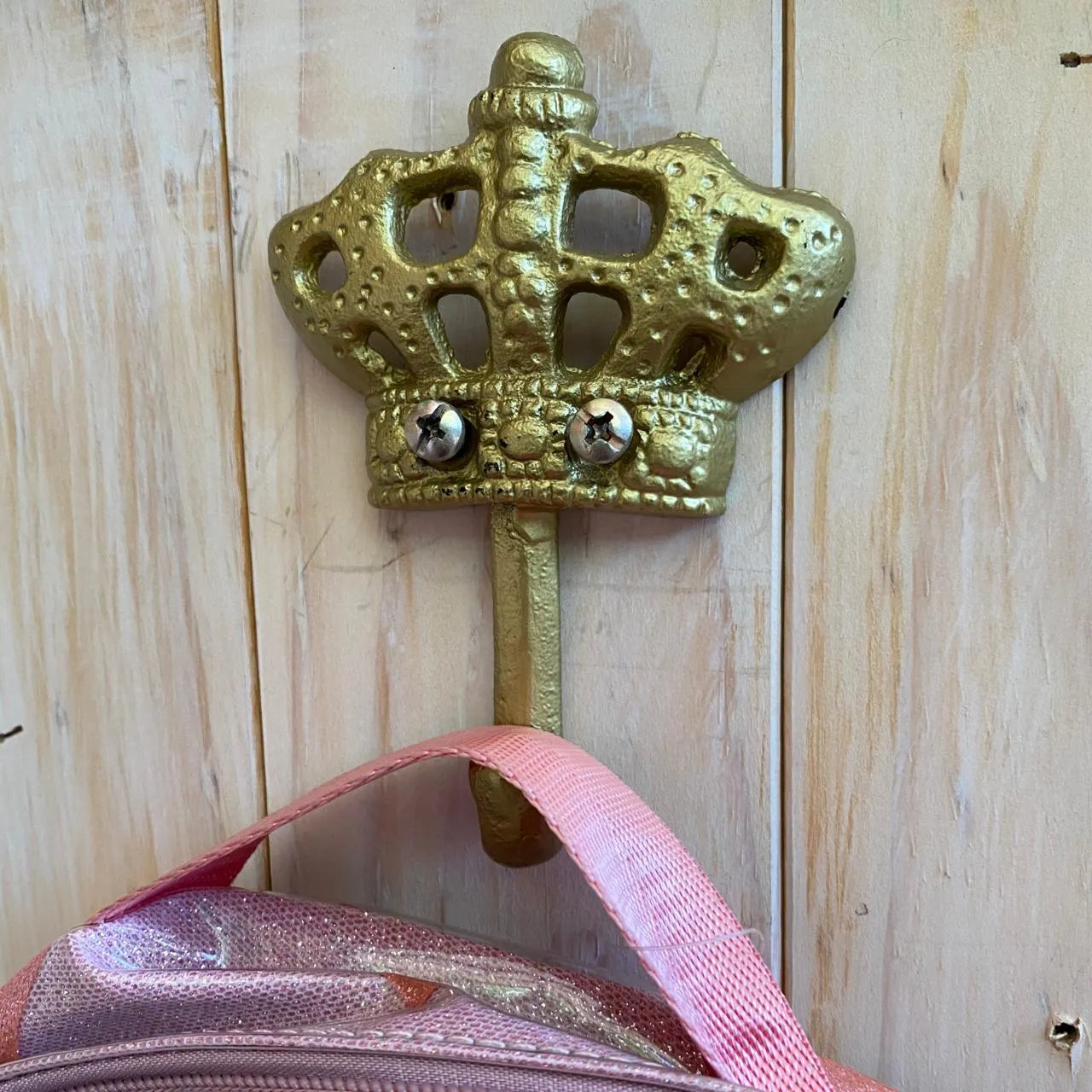 Percha dorada corona diseño 2