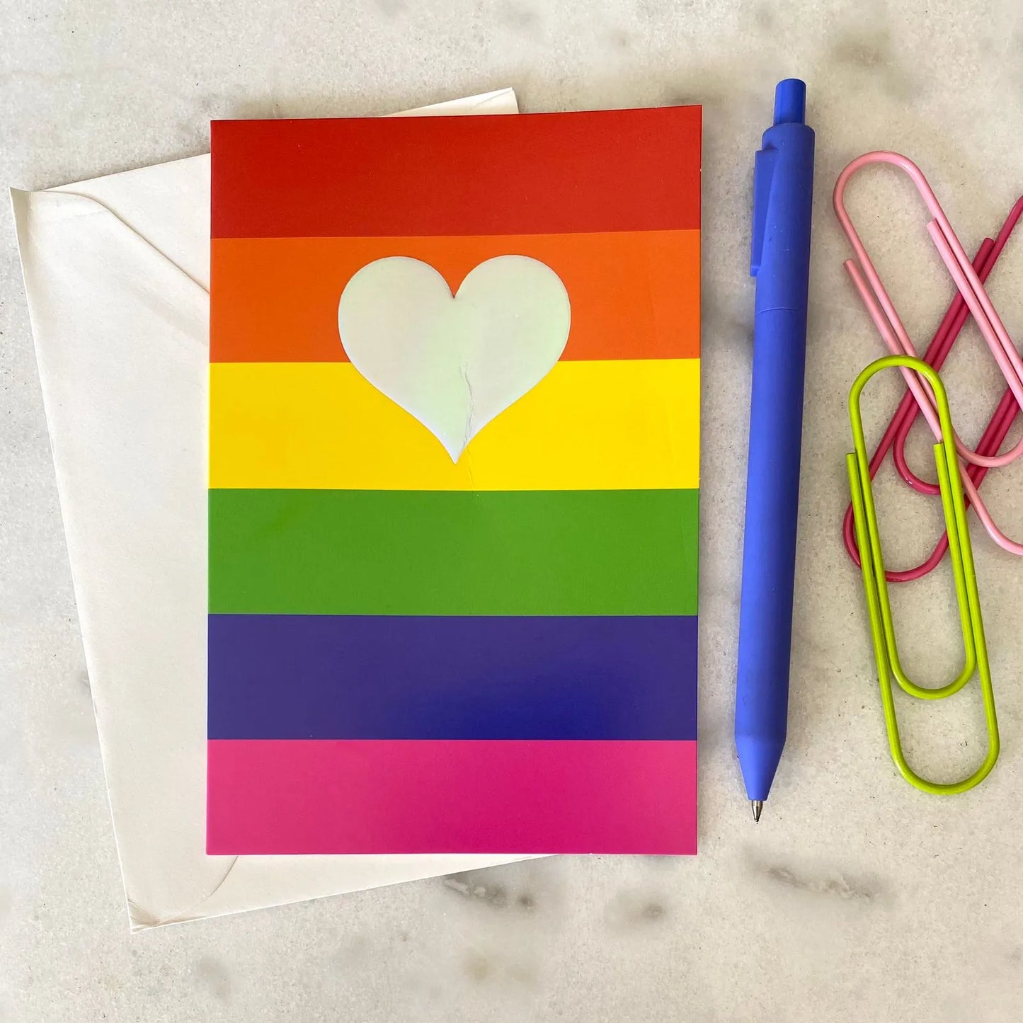 Tarjeta con sobre arcoíris corazón