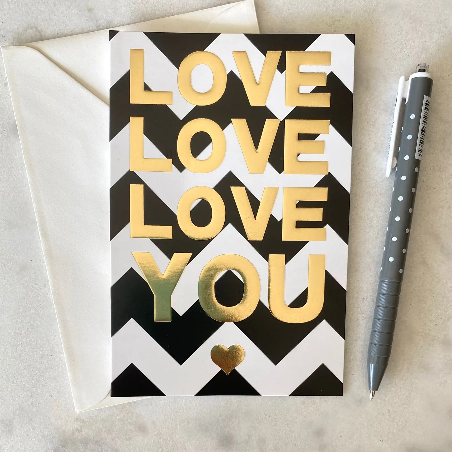 Tarjeta con sobre chevron love