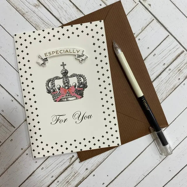 Tarjeta diseño con sobre M corona