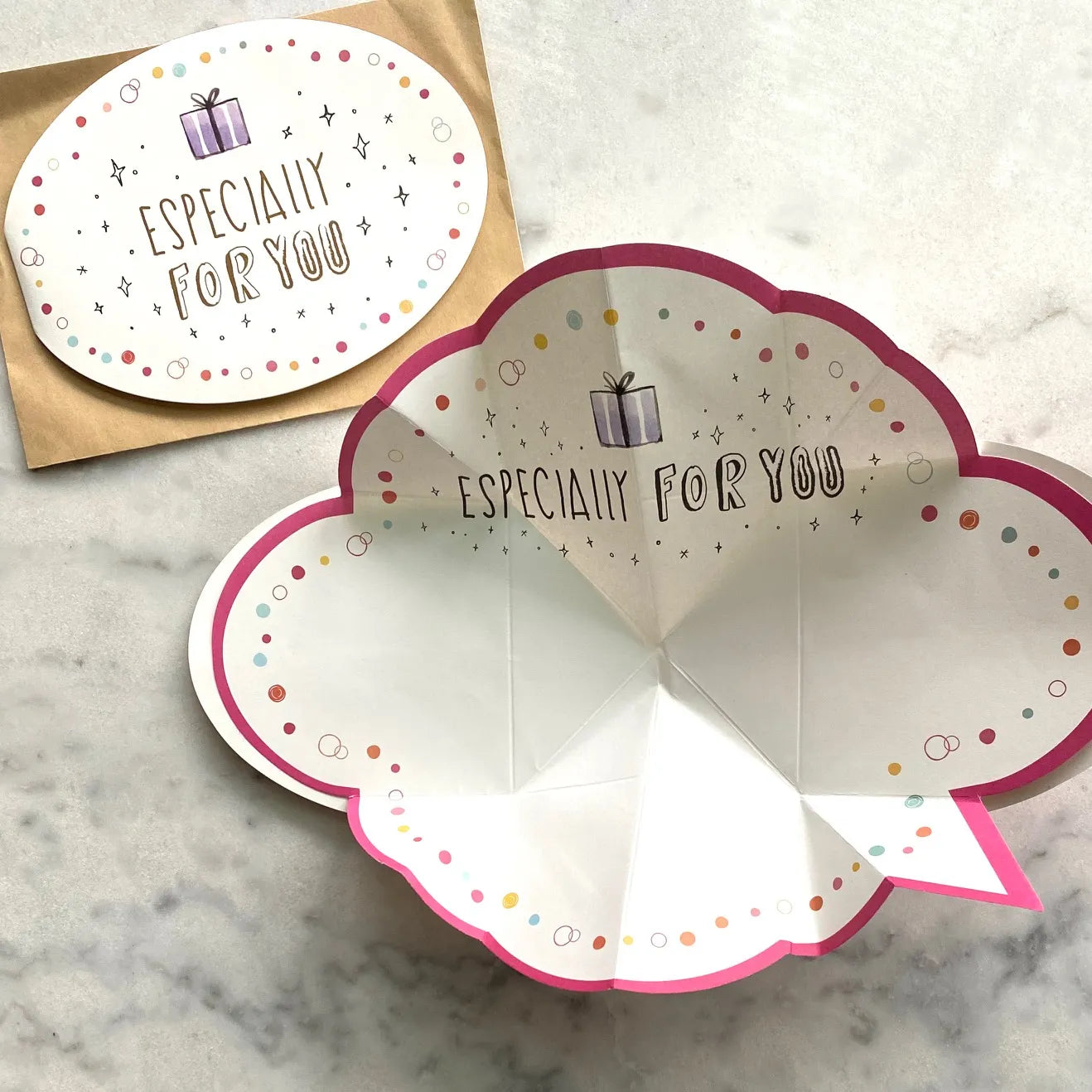 Tarjeta plegable con sobre fucsia