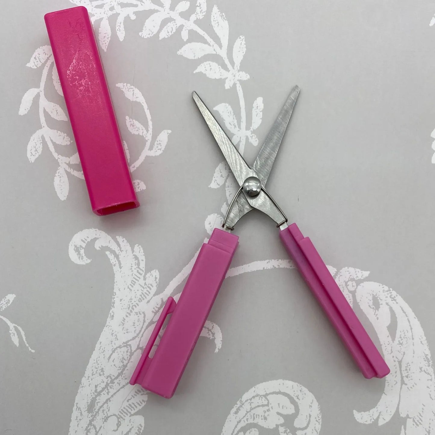 Tijera plegable fucsia
