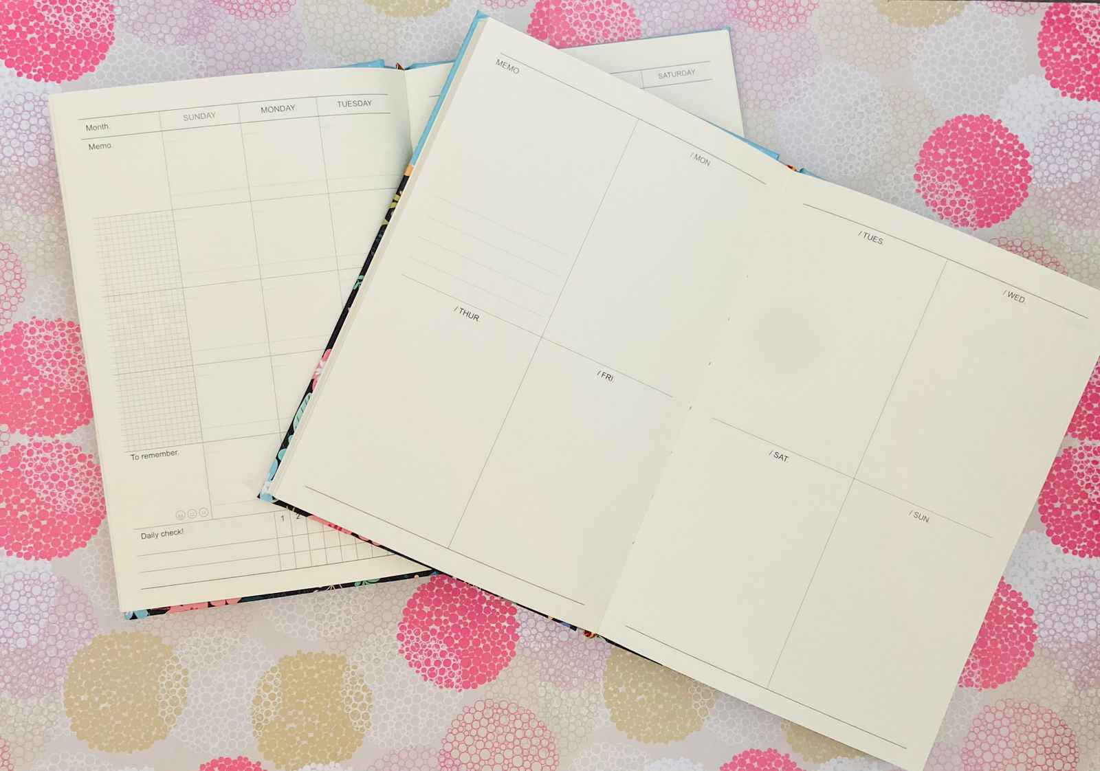 Agenda universal con diseño de flores
