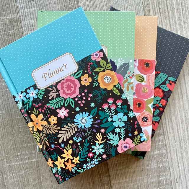 Agenda universal con diseño de flores