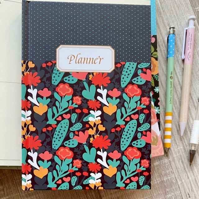 Agenda universal con diseño de flores en color gris