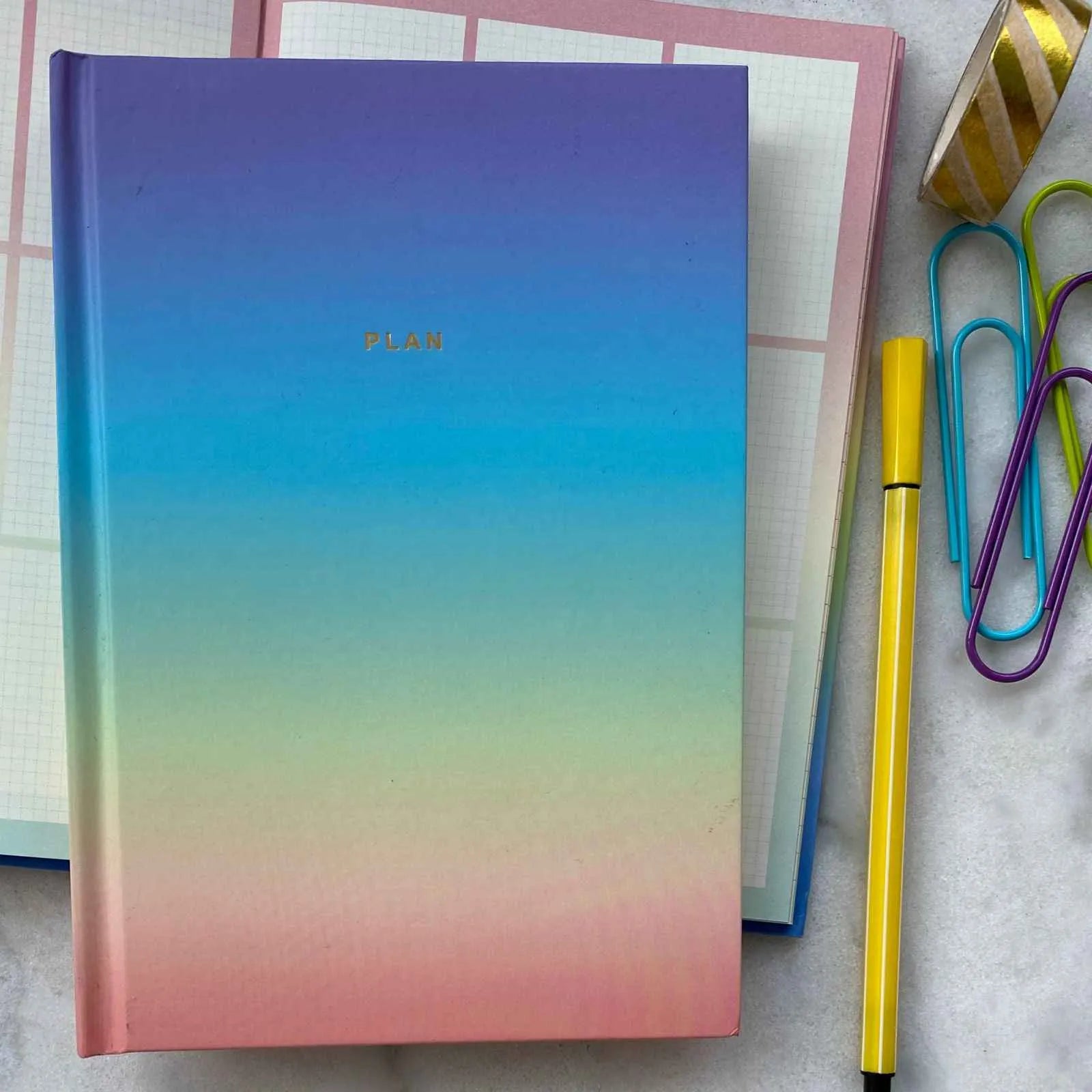 Agenda universal colores degradé lila a naranjo