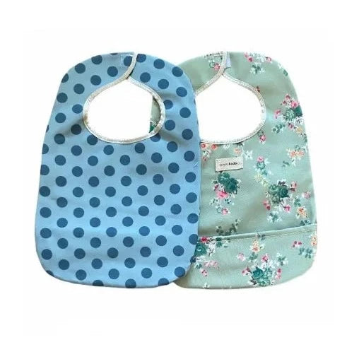 Babero reversible hule flores y lunares