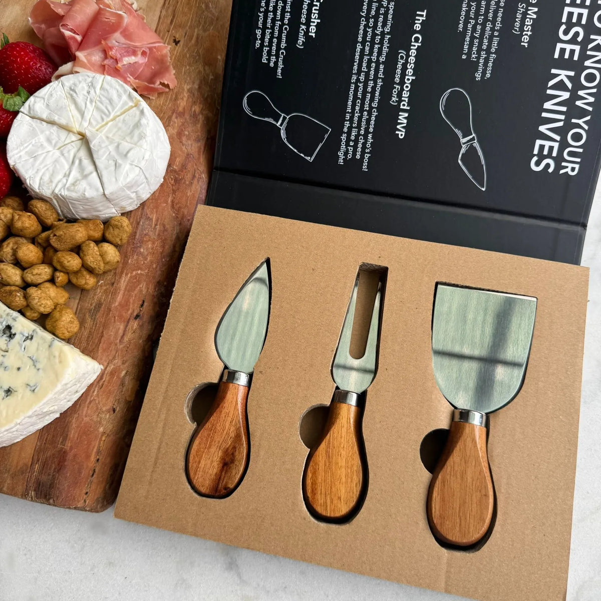 Caja con 3 cuchillos queso