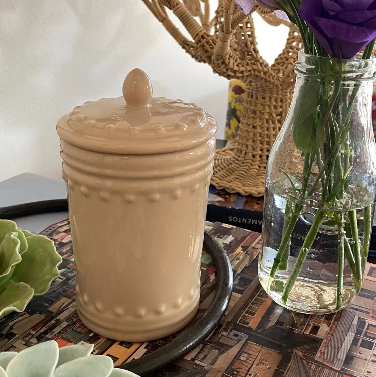 Cajita de cerámica con tapa beige