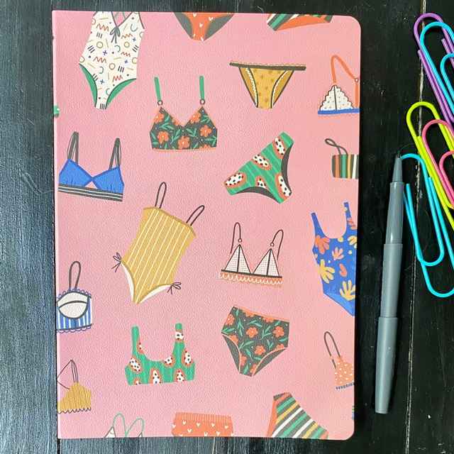 Cuaderno grande con diseño de bikinis en color fucsia