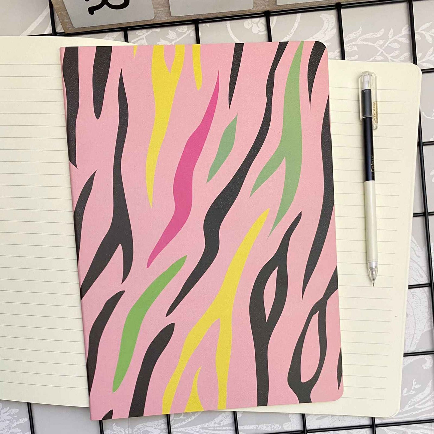 Cuaderno grande estilo jungle rosado manchas