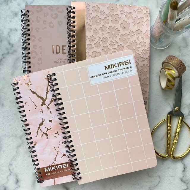 Cuaderno M con espiral rosado y dorado
