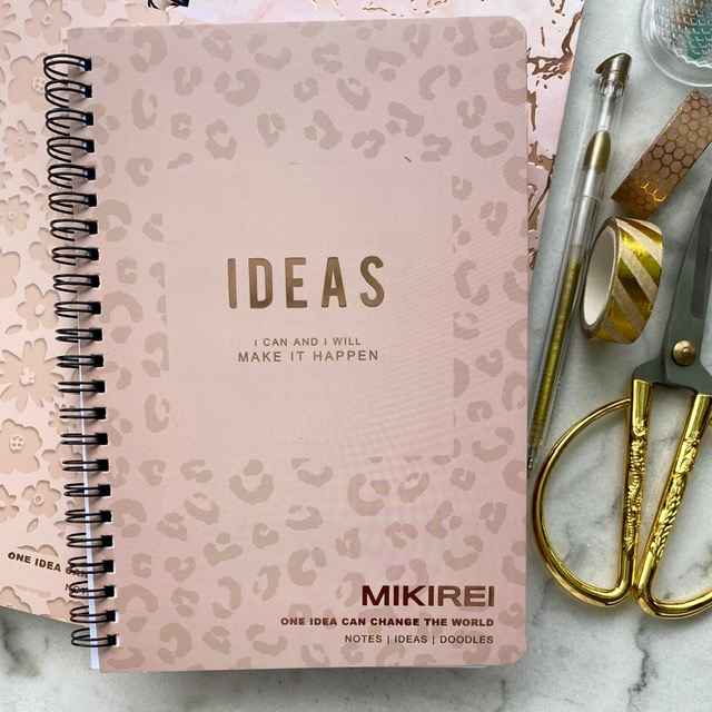 Cuaderno M con espiral rosado y dorado diseño animal print