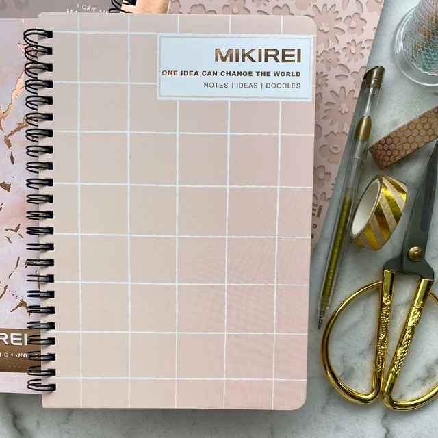 Cuaderno M con espiral rosado y dorado diseño cuadrillé