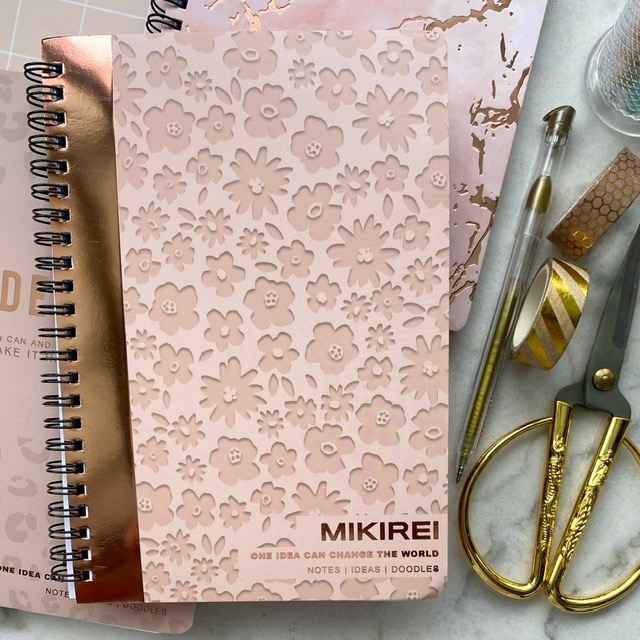 Cuaderno M con espiral rosado y dorado diseño flores