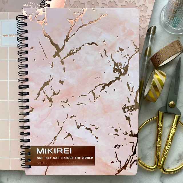 Cuaderno M con espiral rosado y dorado diseño mármol