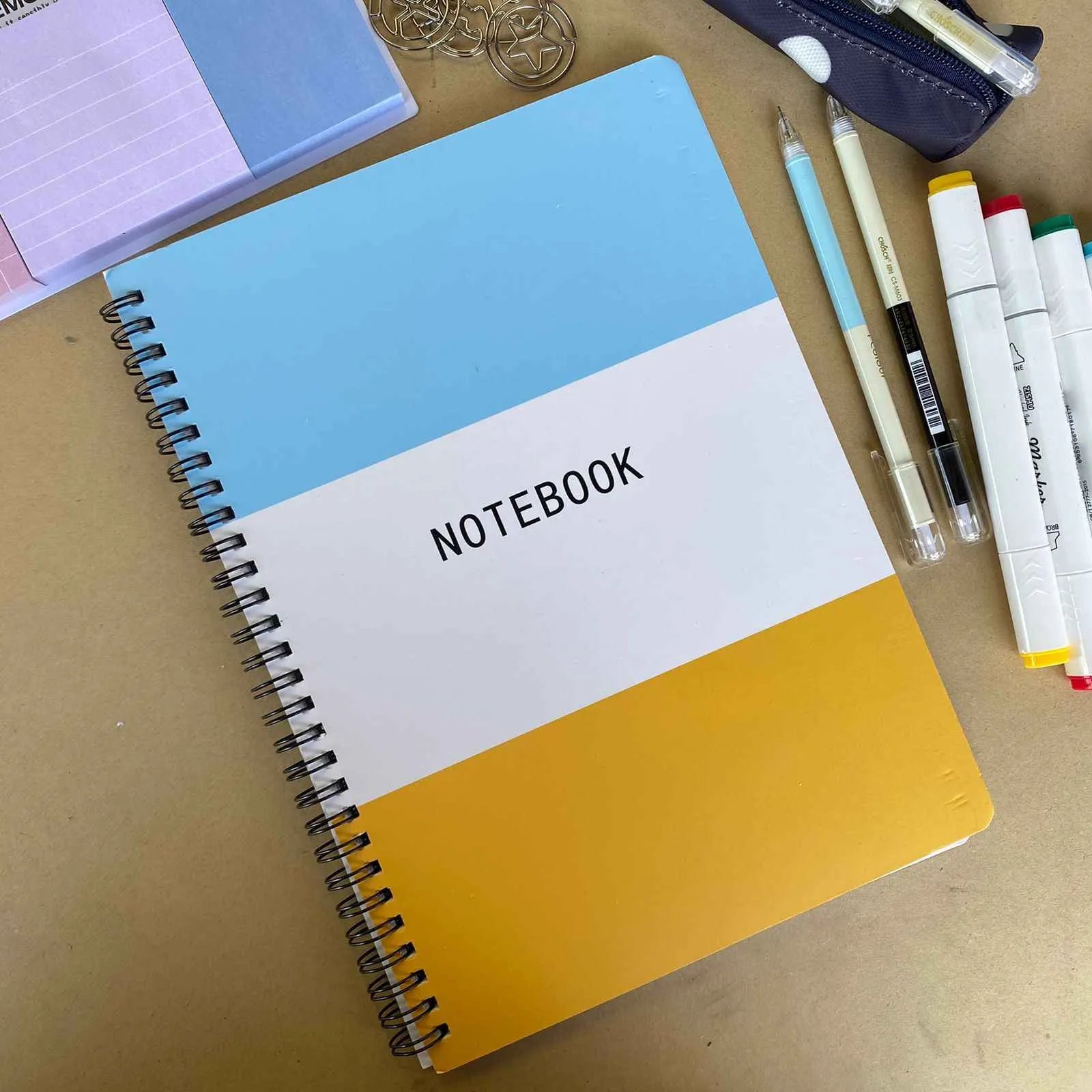 Cuaderno espiral líneas colores celeste y amarillo