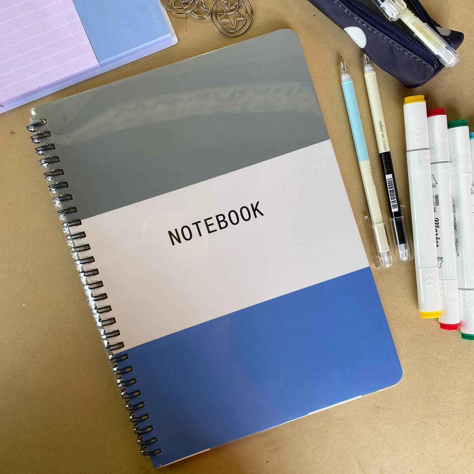 Cuaderno espiral líneas colores gris y azul