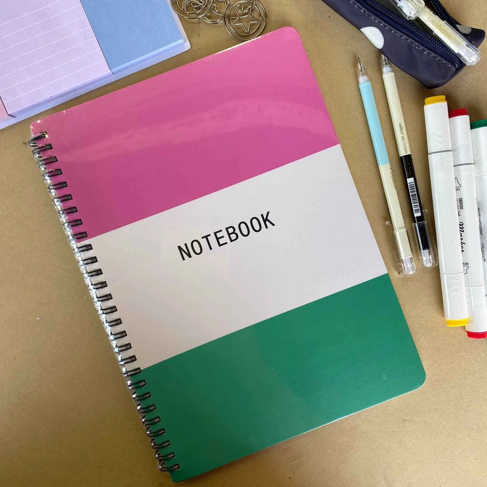 Cuaderno espiral líneas colores rosado y verde