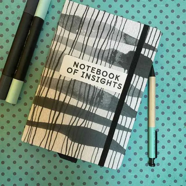 Libreta tapa dura L blanca y negra notebook of insights