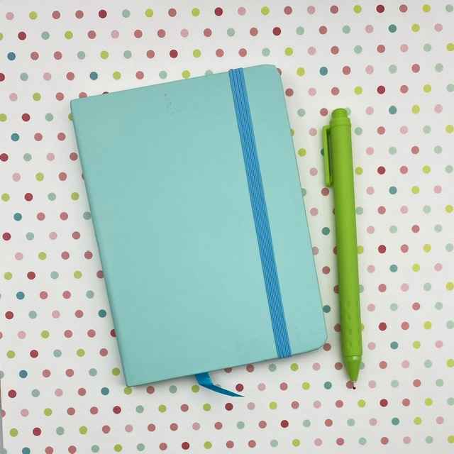 Libreta tapa dura elástico color celeste