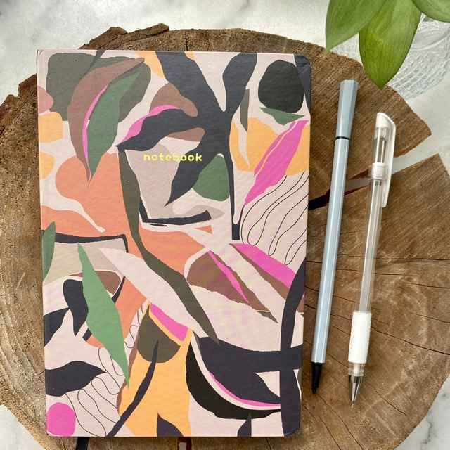 Libreta tapa dura diseño de hojas en colores
