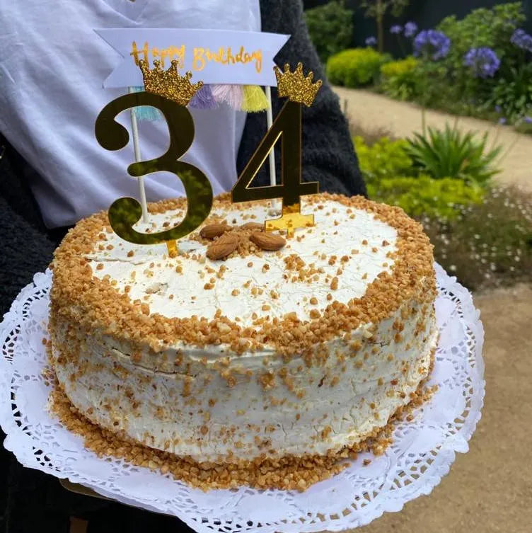 Número con corona dorado