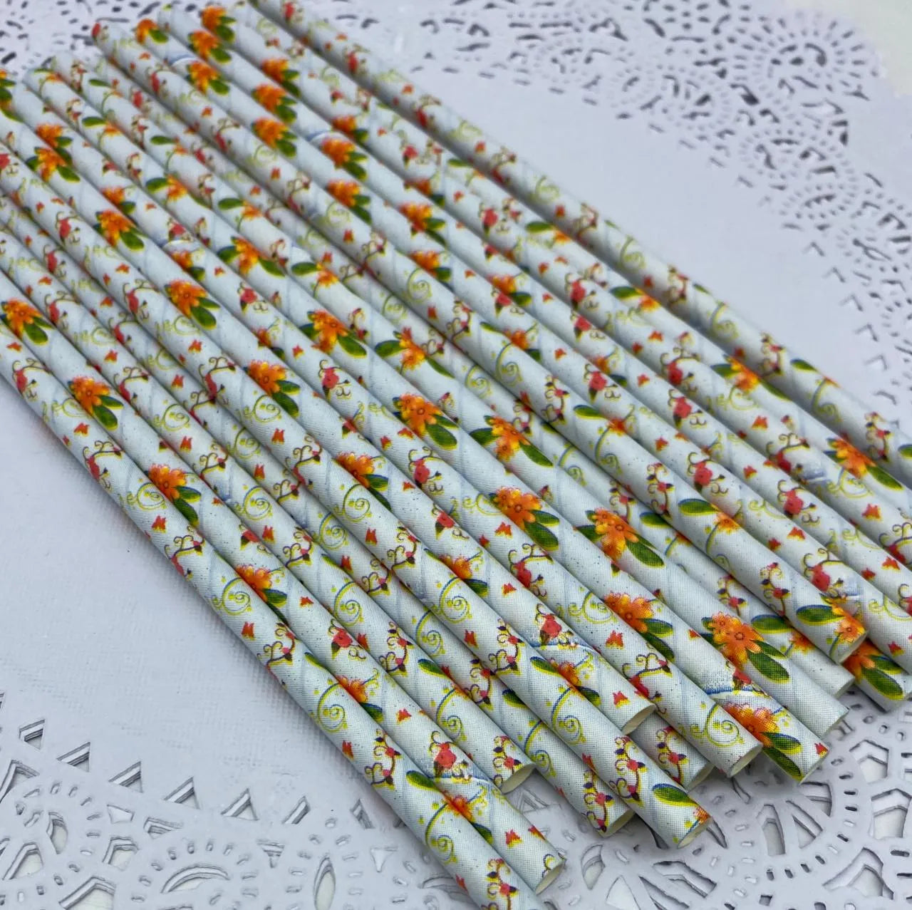 Pajitas papel celeste flores naranjas