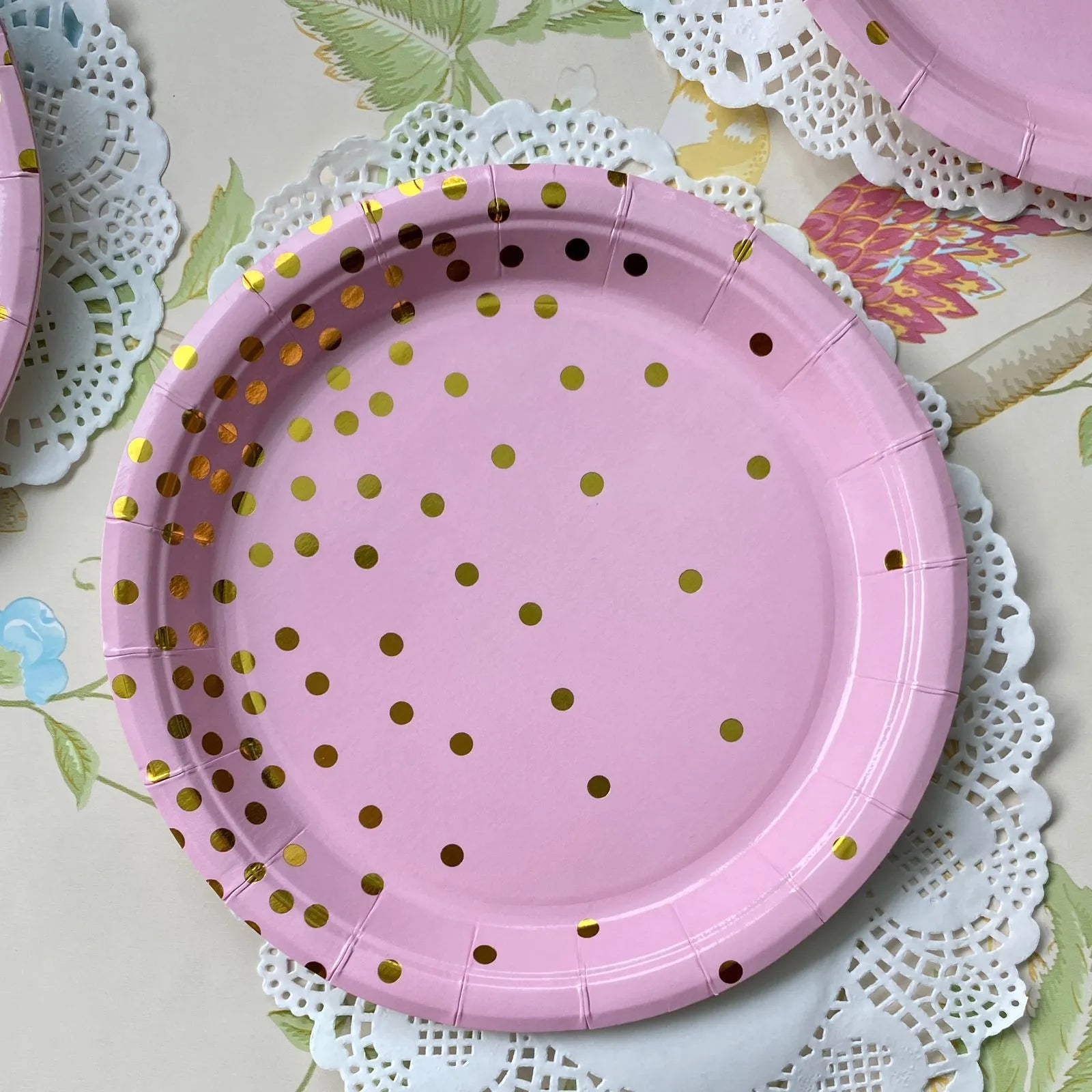Set platos cumpleaños rosados puntos dorados
